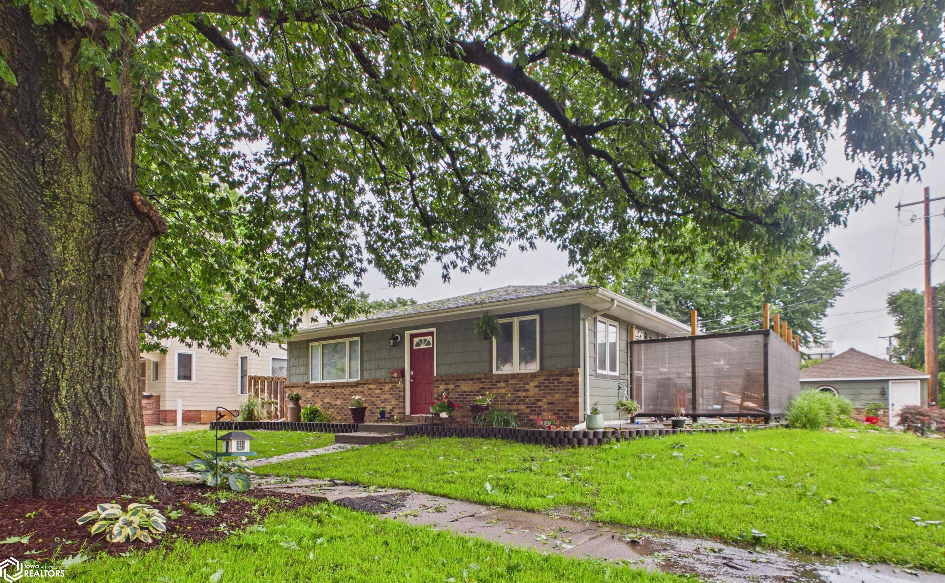 411 C Avenue W, Oskaloosa, IA 52577 photo 1 of 40