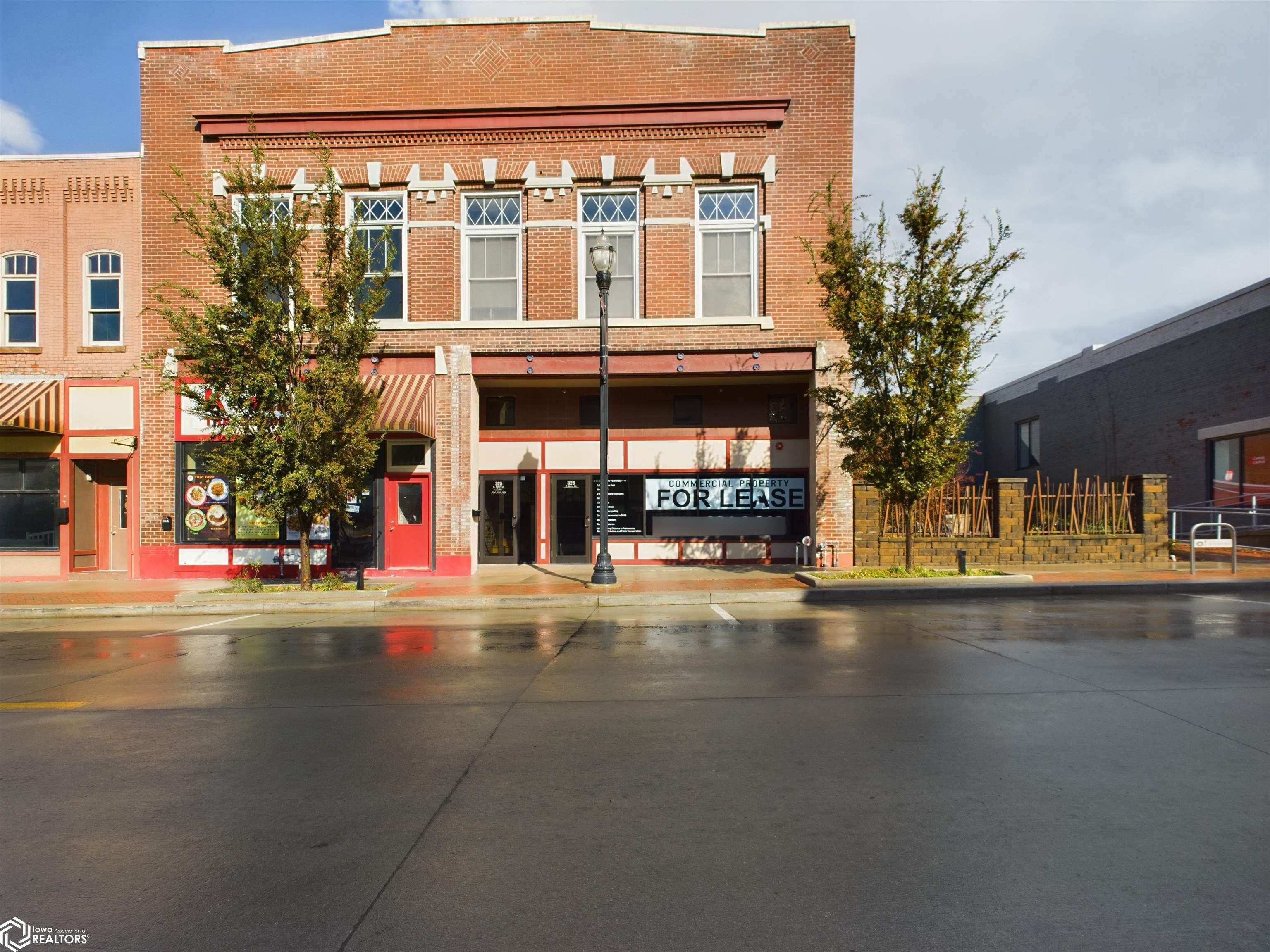 325 E Main Street, Ottumwa, IA 52501 photo 1 of 12