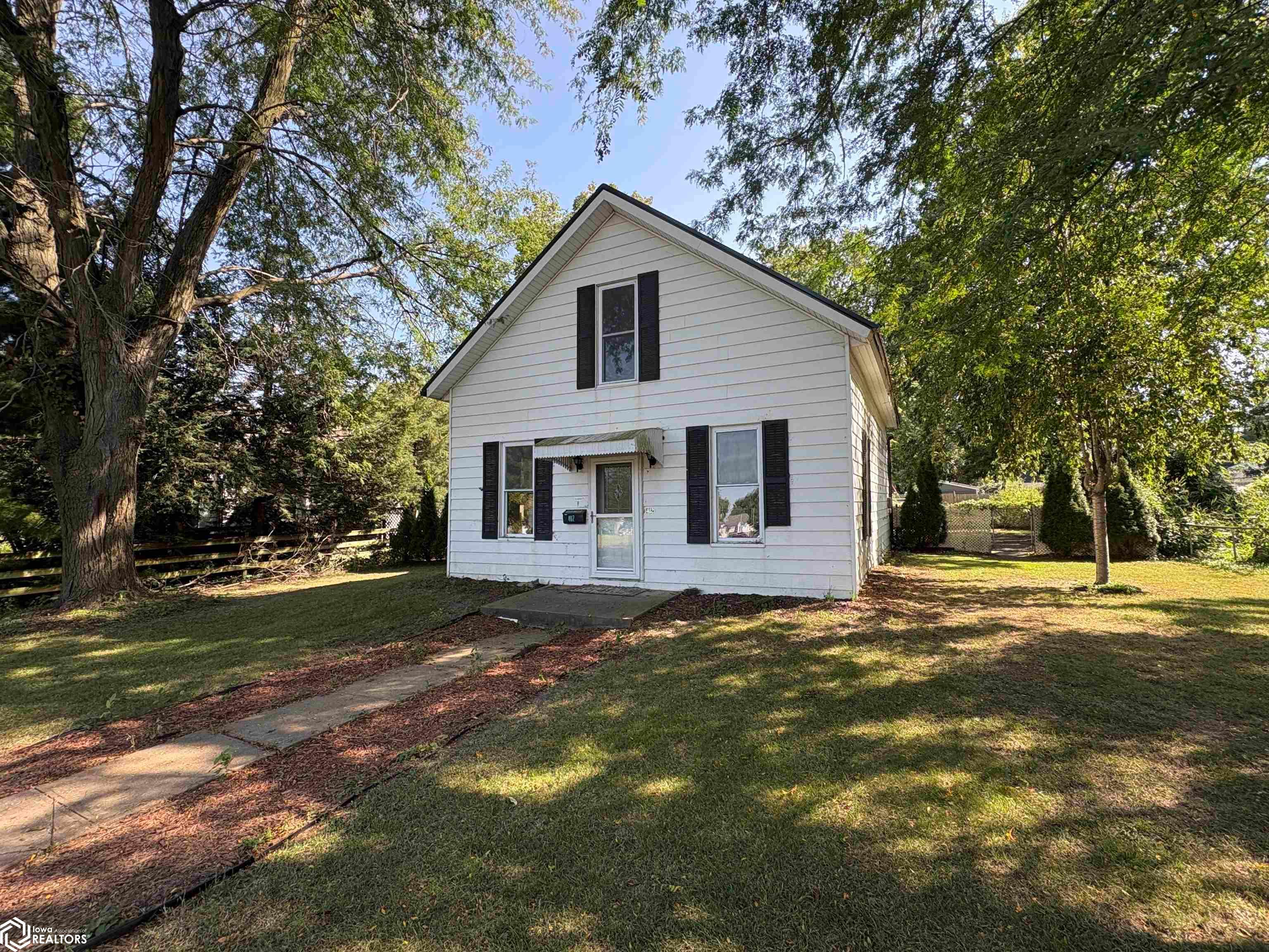 402 W Madison Avenue, Fairfield, IA 52556 photo 1 of 41