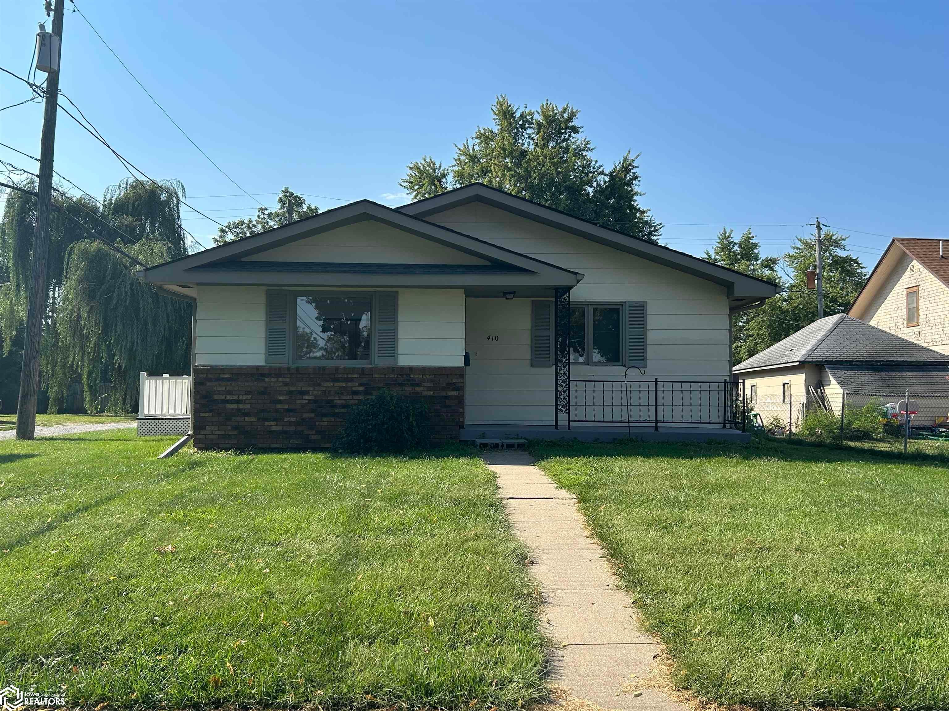410 3rd Avenue W, Oskaloosa, IA 52577 photo 1 of 16