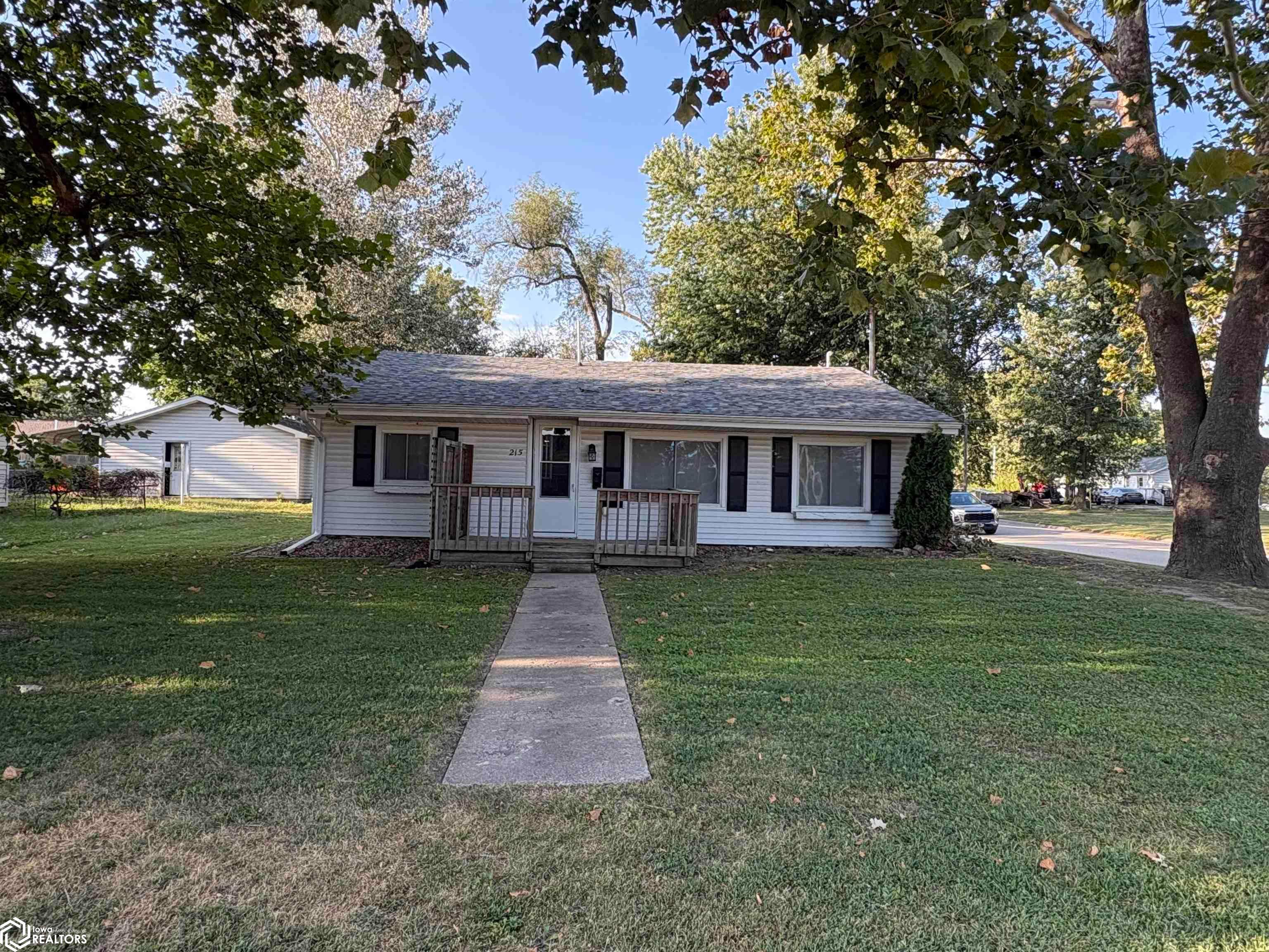 215 E Short Street, Centerville, IA 52544 photo 1 of 12