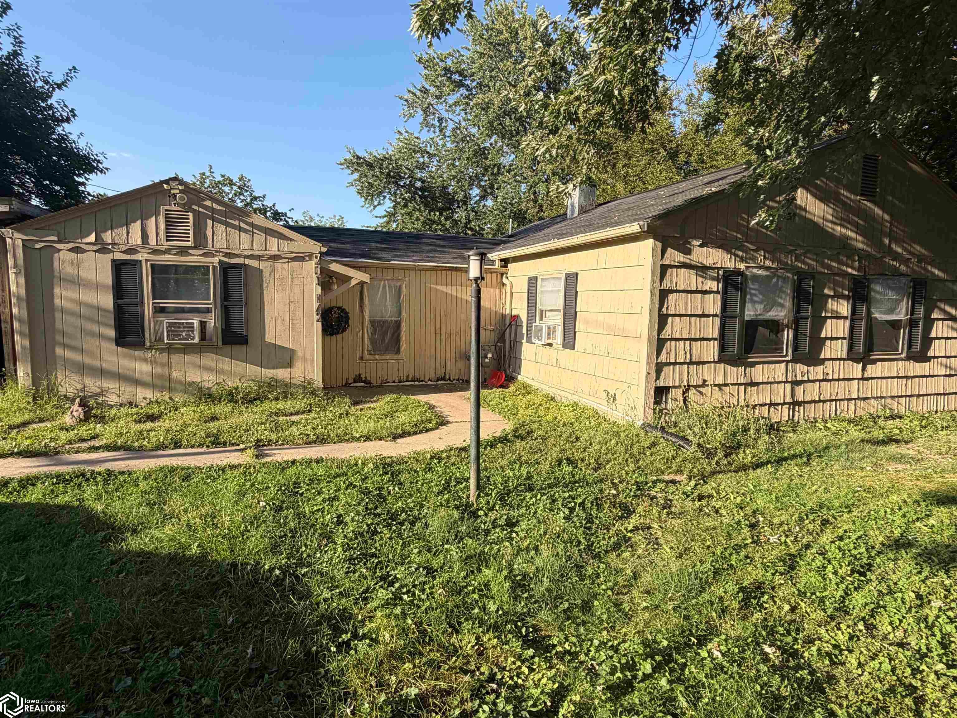 201 1/2 E Fillmore Avenue, Fairfield, IA 52556 photo 1 of 9