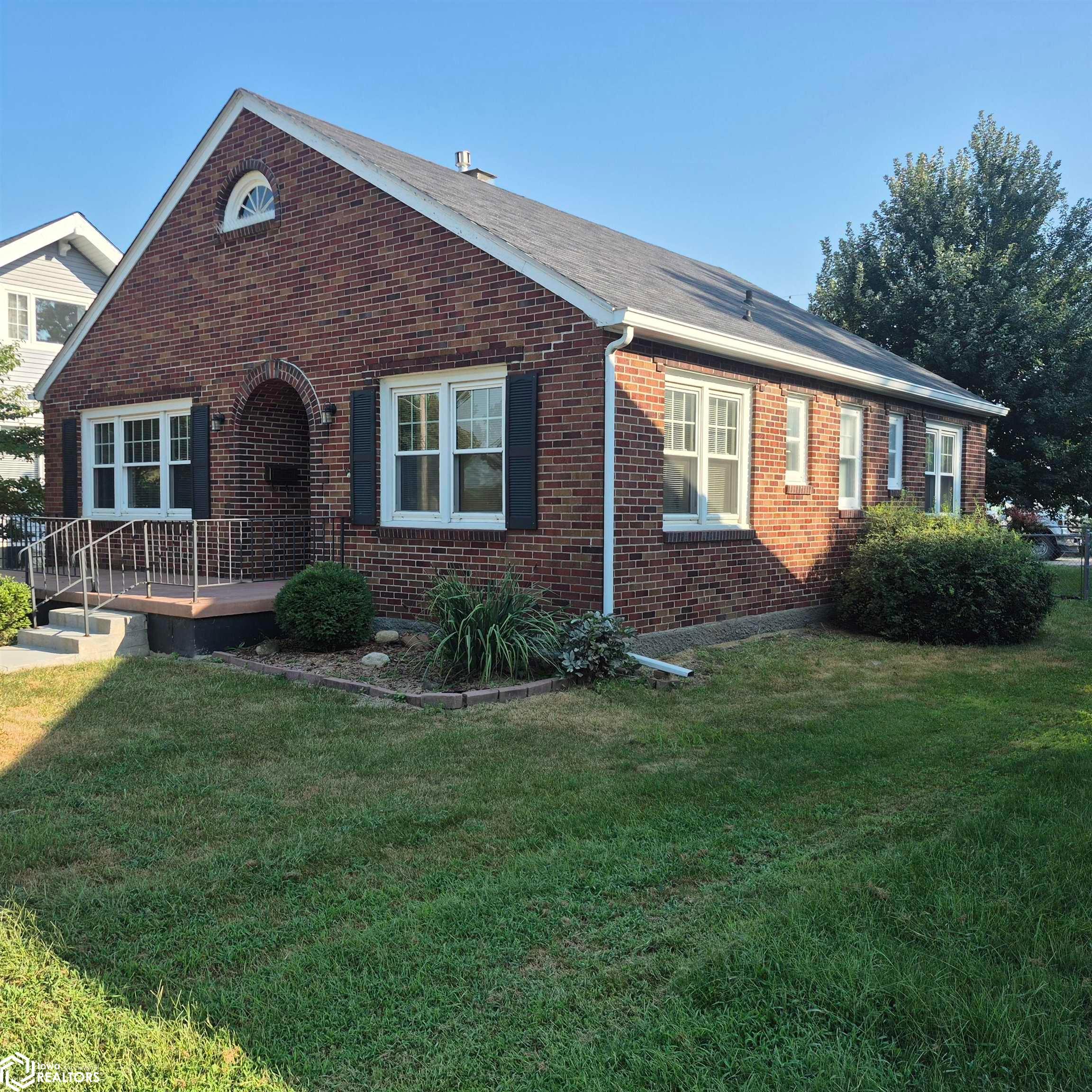 130 E Alta Vista, Ottumwa, IA 52501 photo 1 of 35