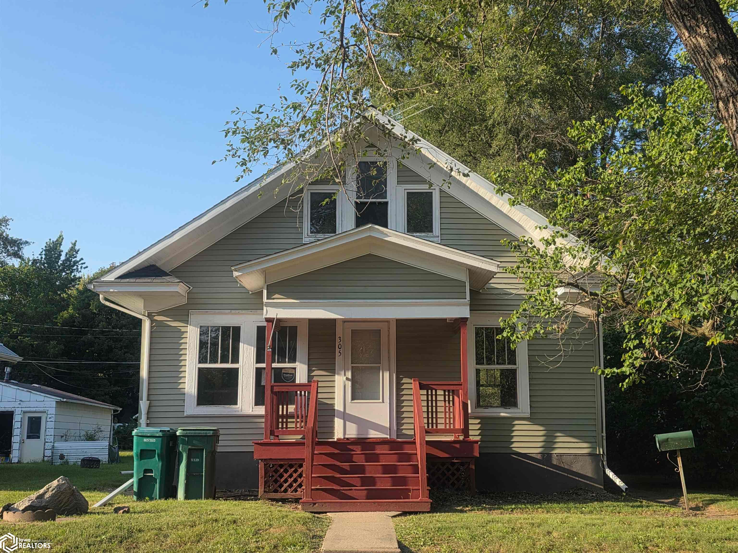 305 W Monroe Avenue, Fairfield, IA 52556 photo 1 of 19