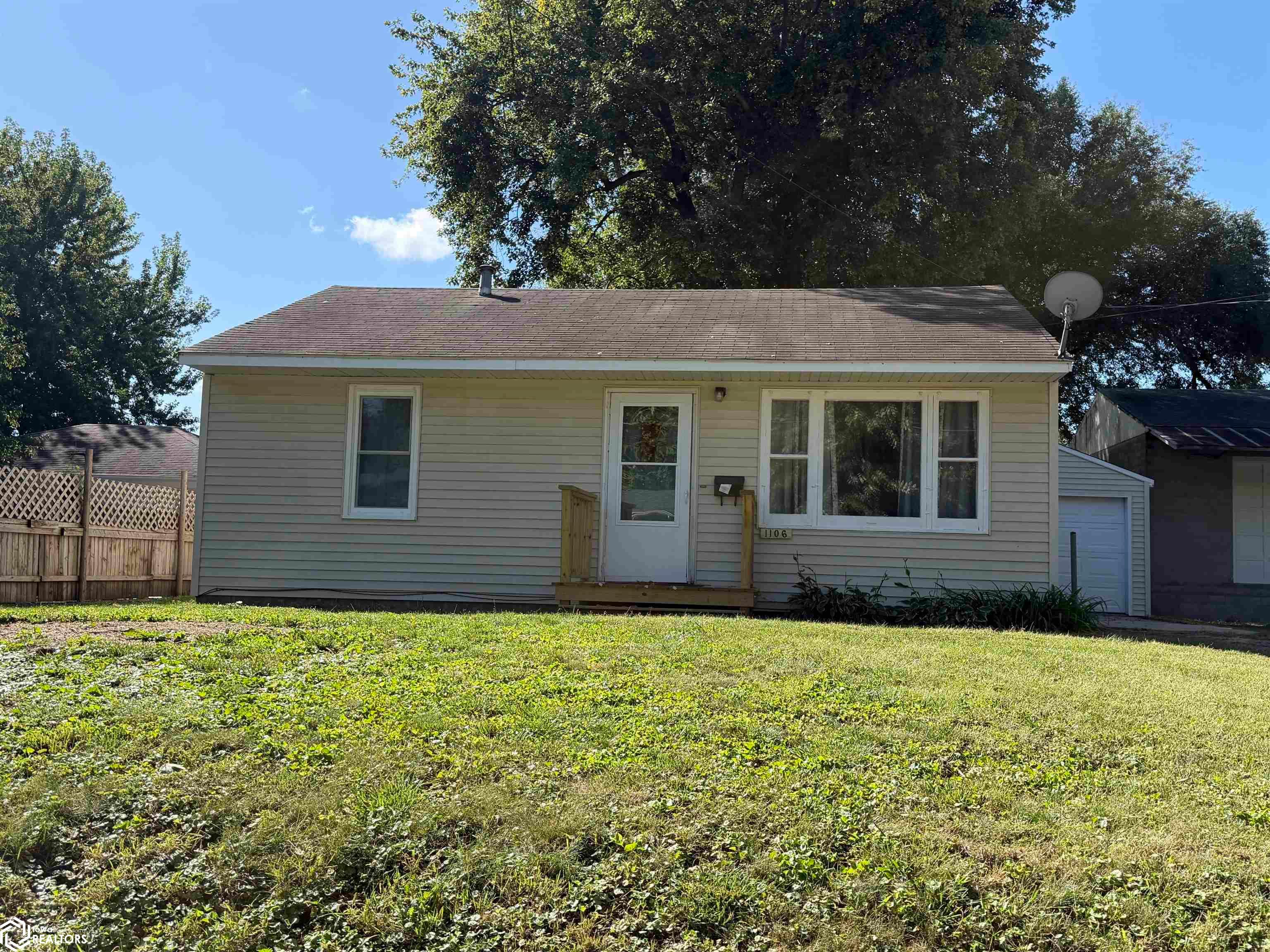 1106 10th Ave E, Oskaloosa, IA 52577 photo 1 of 14