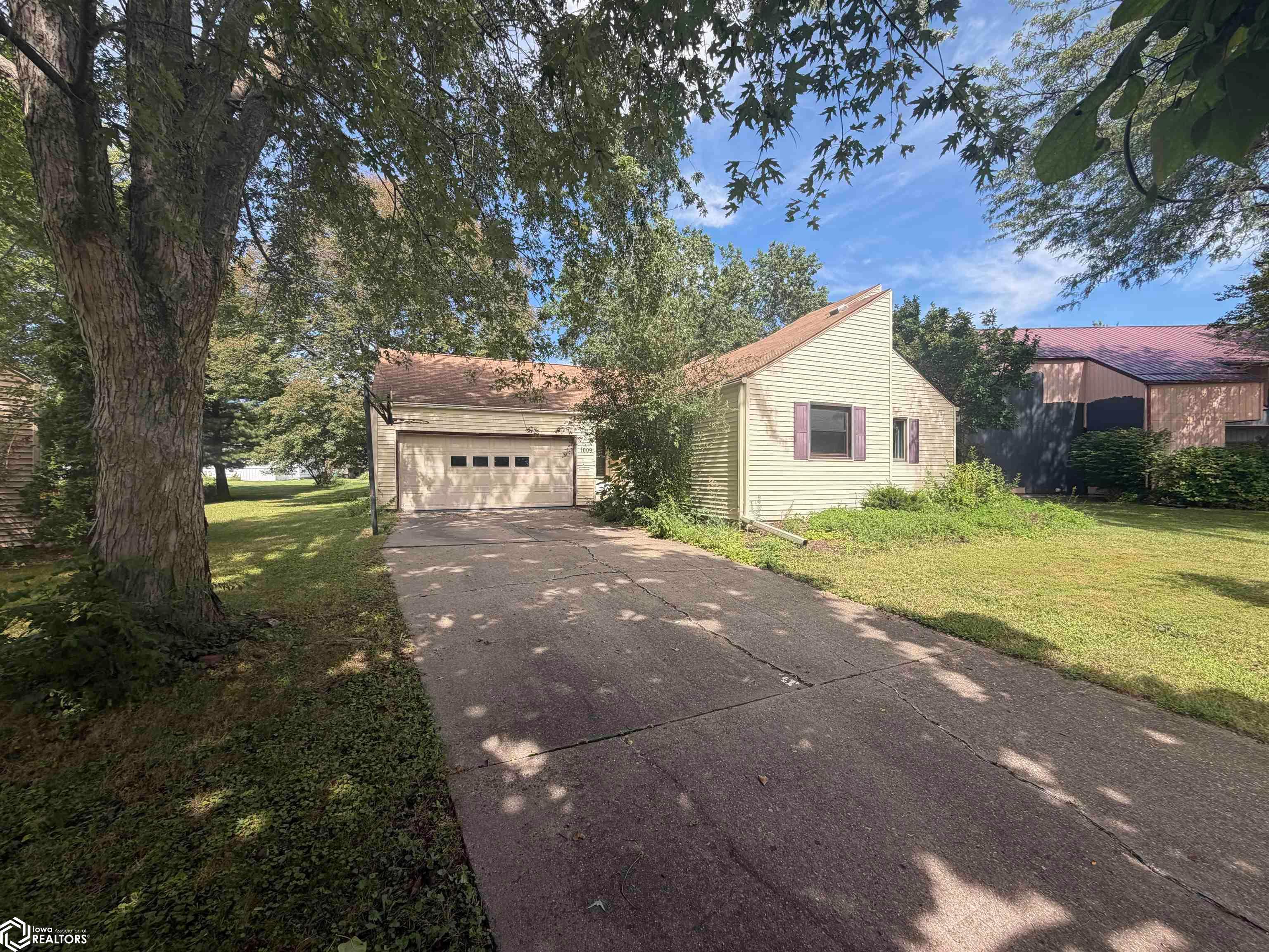1009 Southview Drive, Fairfield, IA 52556 photo 1 of 21