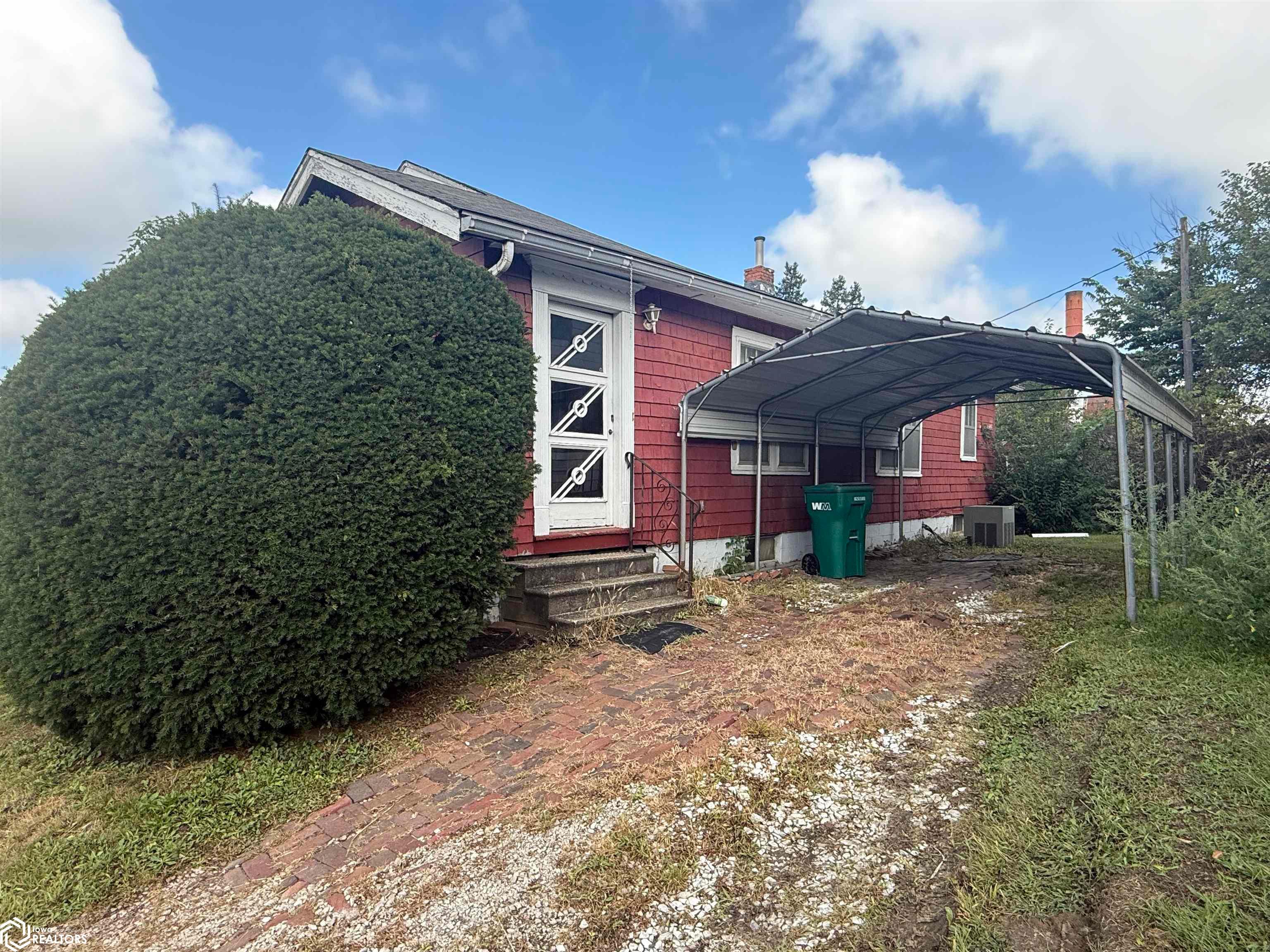 1103 W Hempstead Avenue, Fairfield, IA 52556 photo 1 of 21