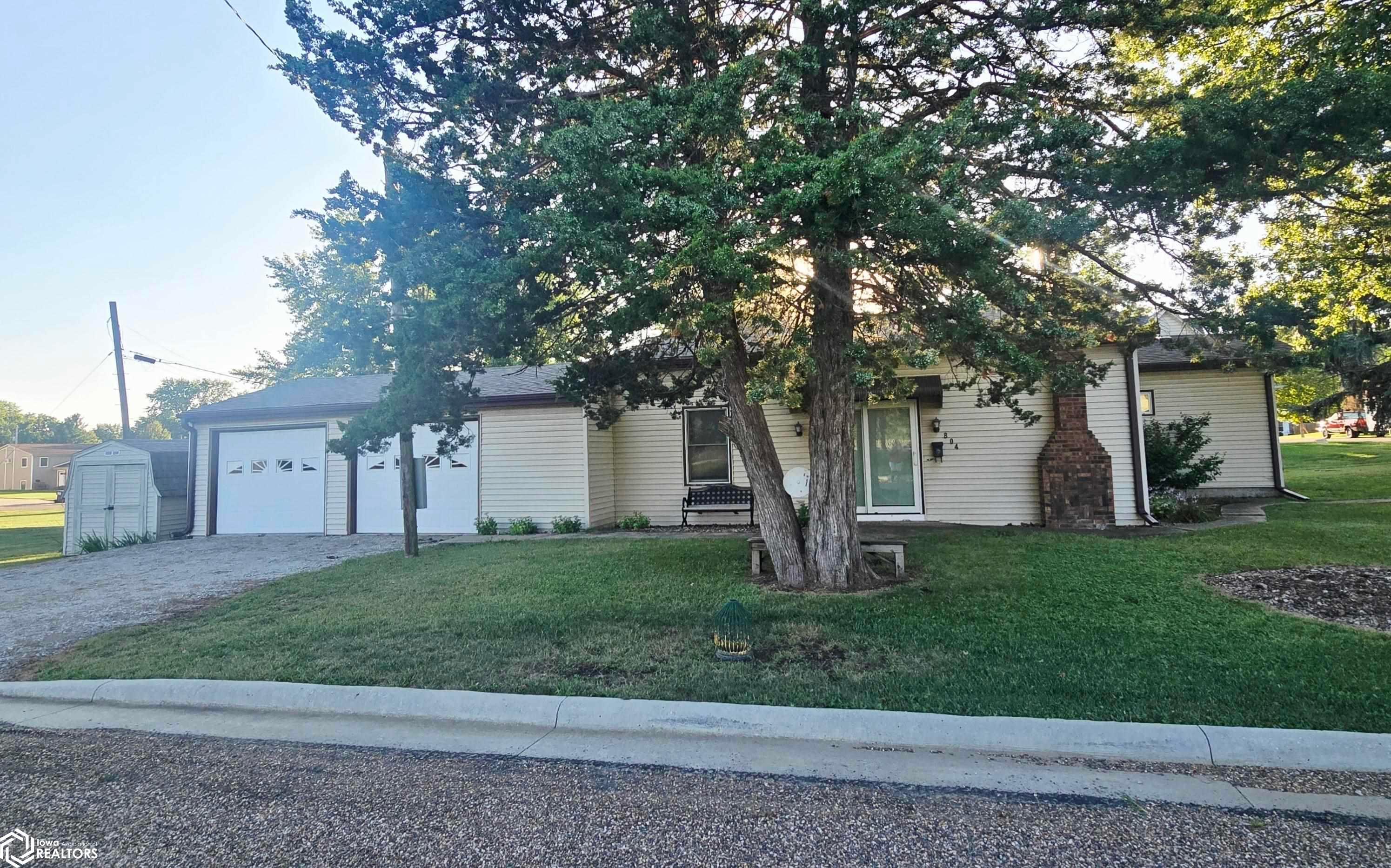 804 2Nd Avenue W, Oskaloosa, IA 52577 photo 1 of 15
