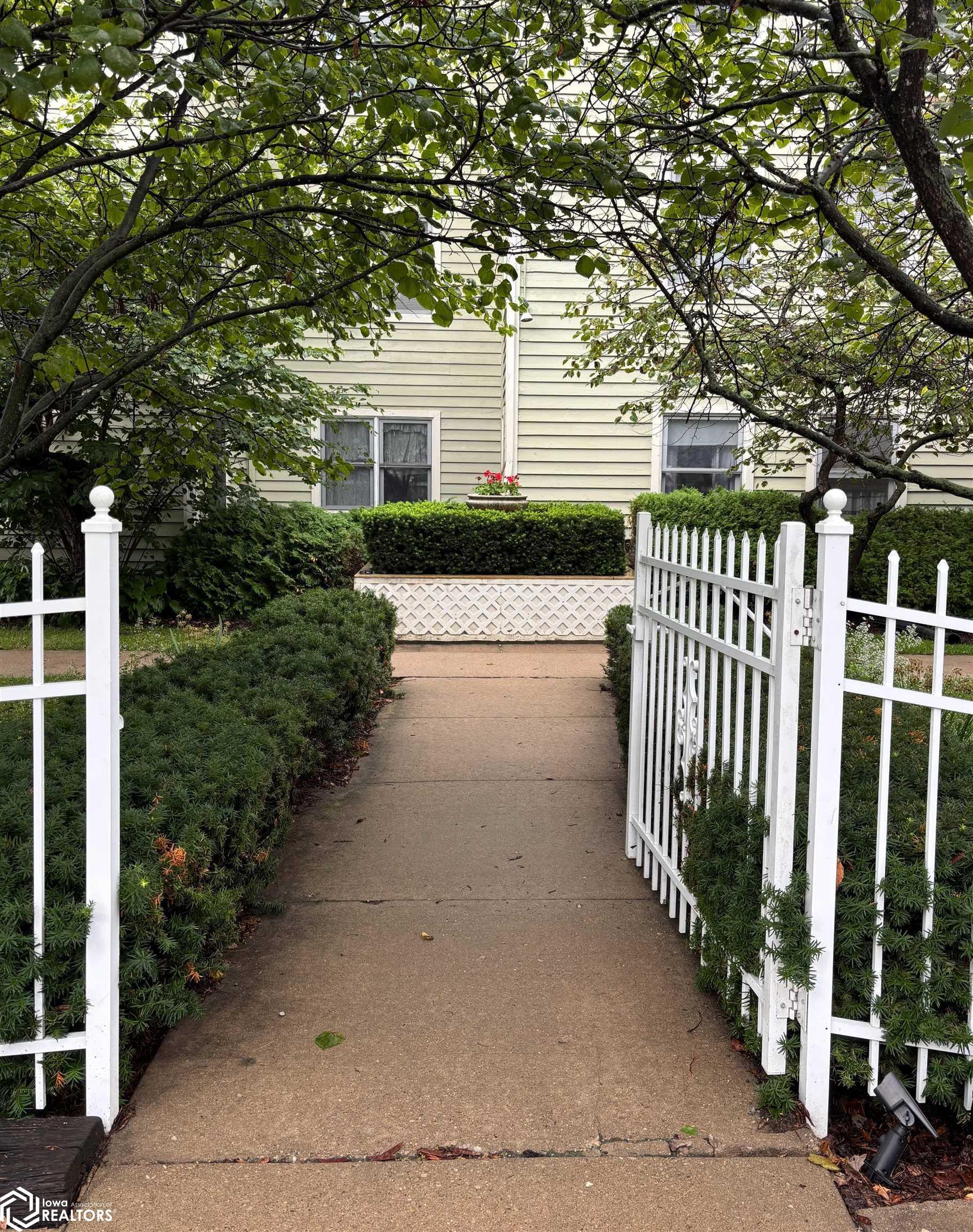 1000 University Manor Drive Unit #A27, Fairfield, IA 52556 photo 1 of 13