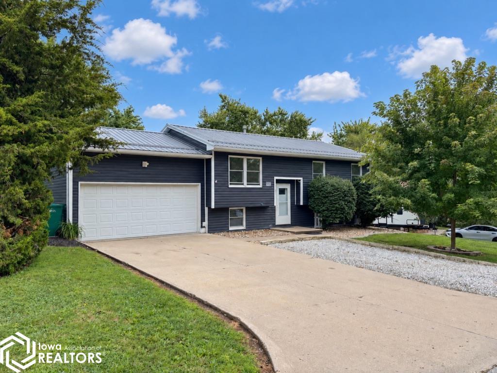 1601 Southview Circle, Fairfield, IA 52556 photo 1 of 17