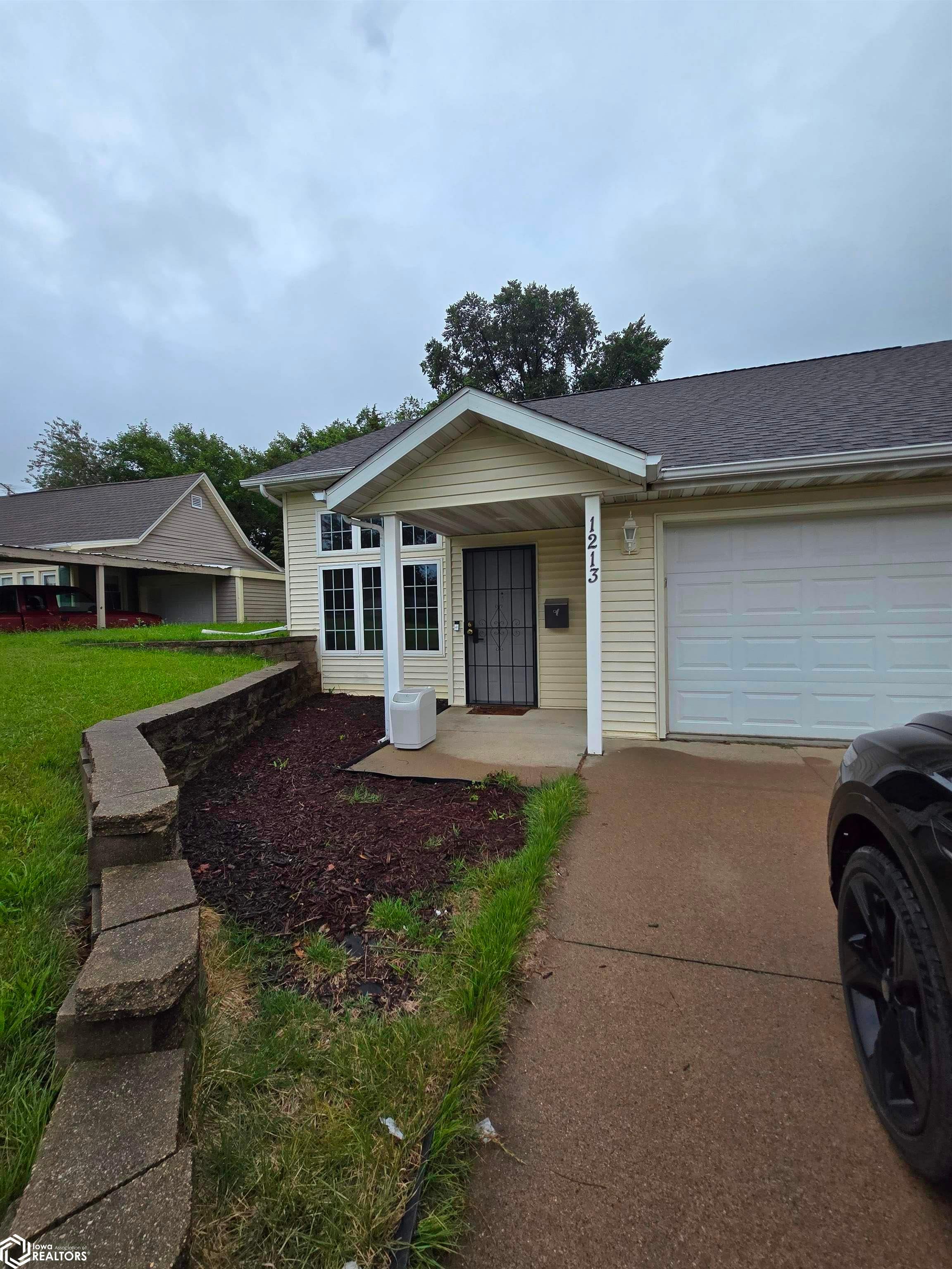1213 1St Avenue E, Oskaloosa, IA 52577 photo 1 of 22