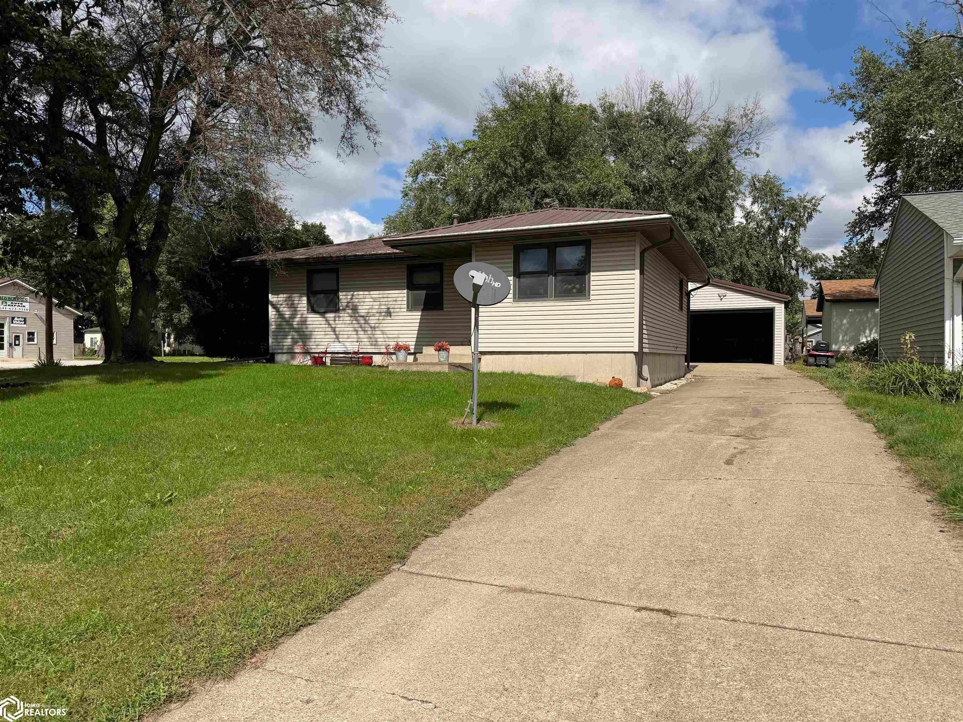 101 16th Avenue E, Oskaloosa, IA 52577 photo 1 of 38