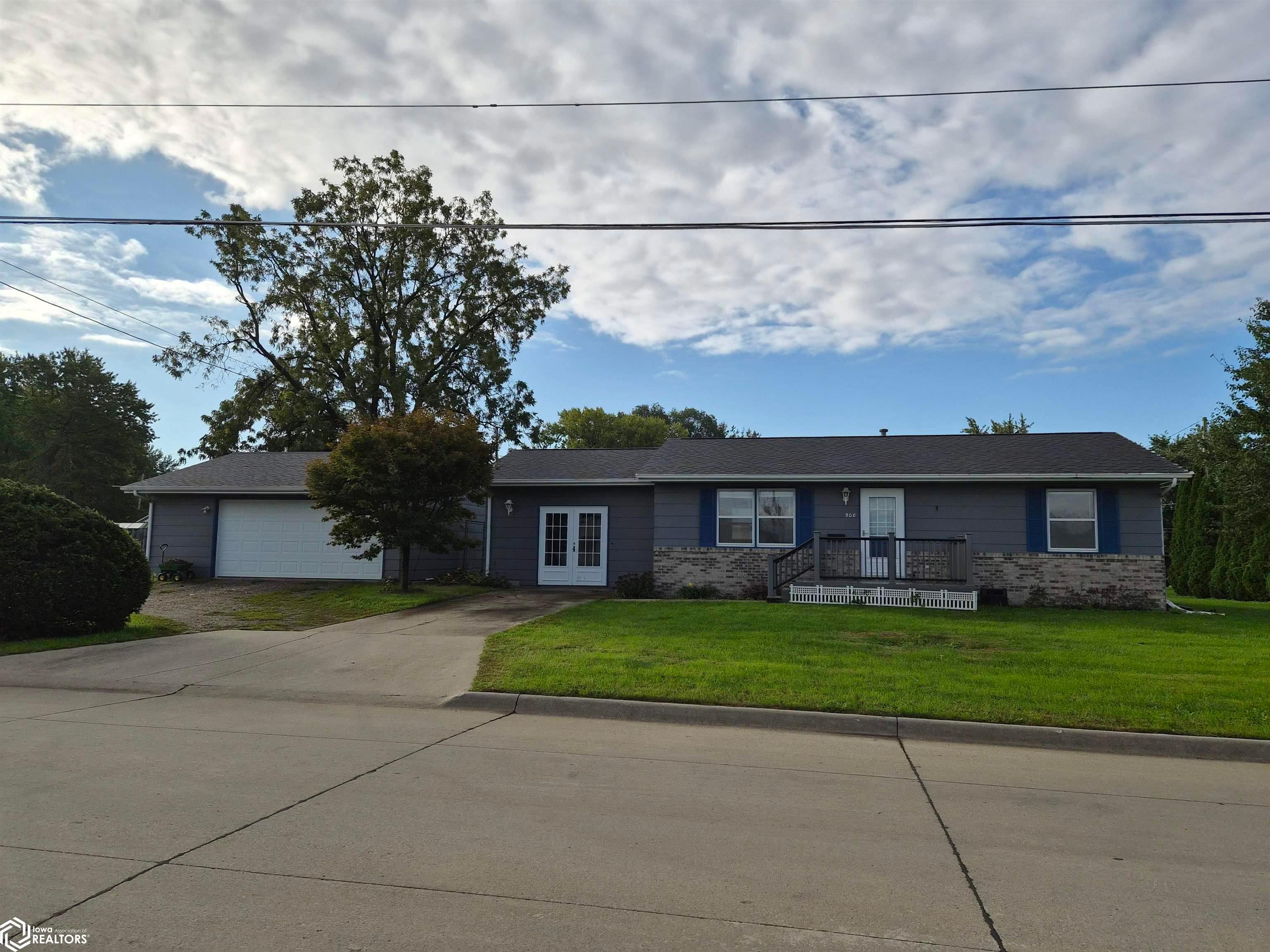 908 M Avenue W, Oskaloosa, IA 52577 photo 1 of 31