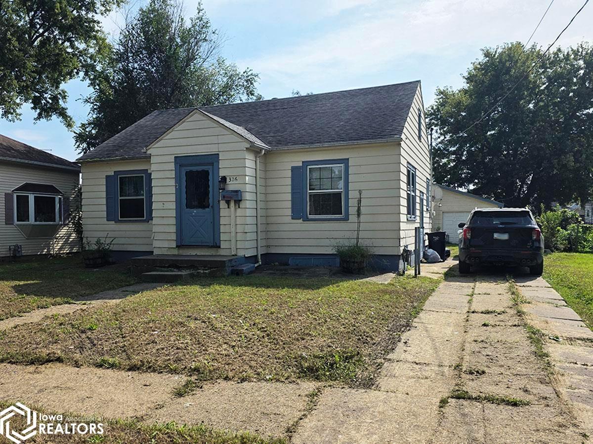 326 W Williams Street, Ottumwa, IA 52501 photo 1 of 16