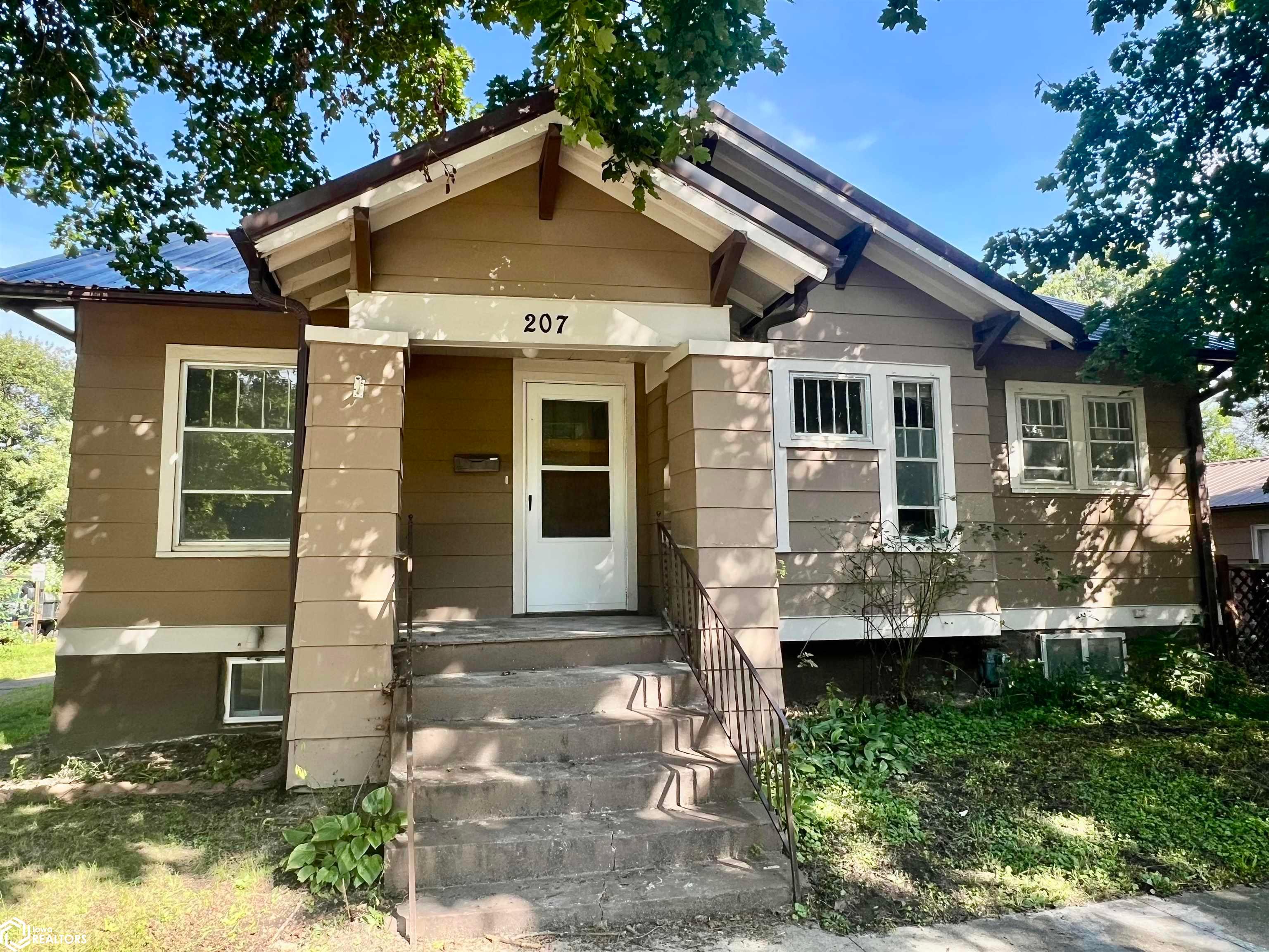 207 W Harrison Avenue, Fairfield, IA 52556 photo 1 of 26