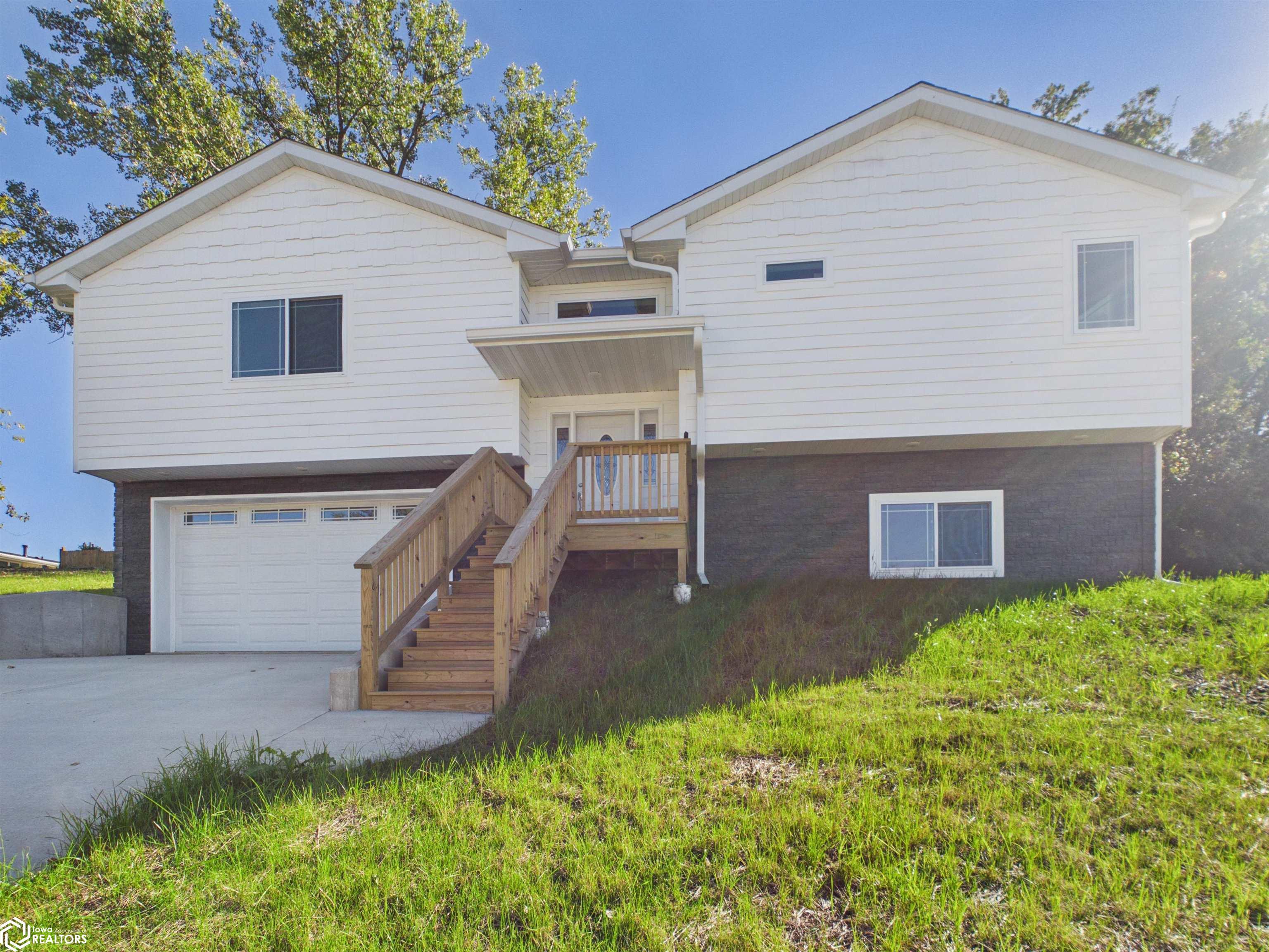 1114 Jay Street, Ottumwa, IA 52501 photo 1 of 48