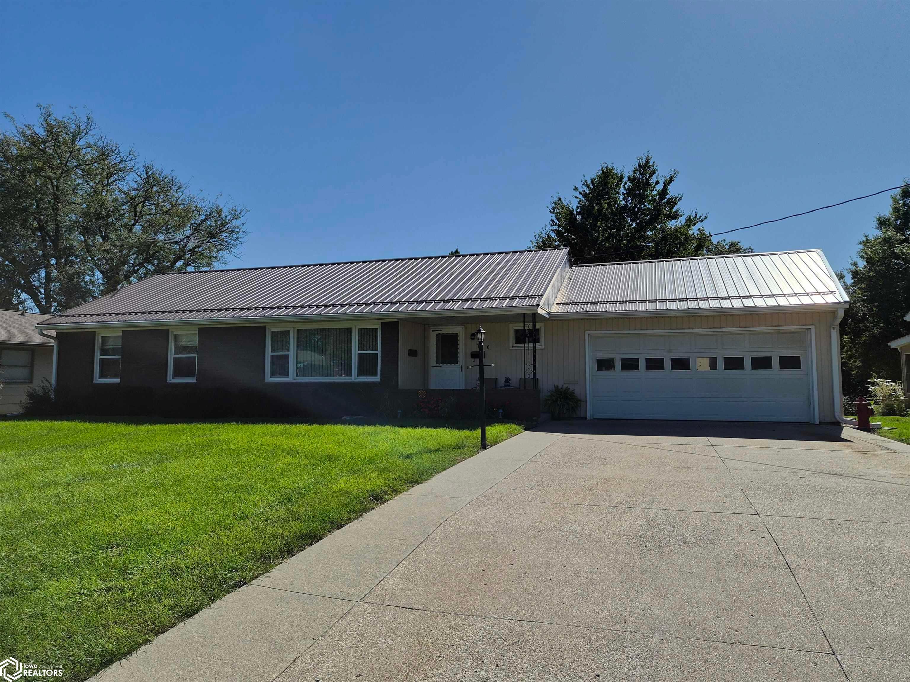210 Peasley Avenue, Oskaloosa, IA 52577 photo 1 of 58