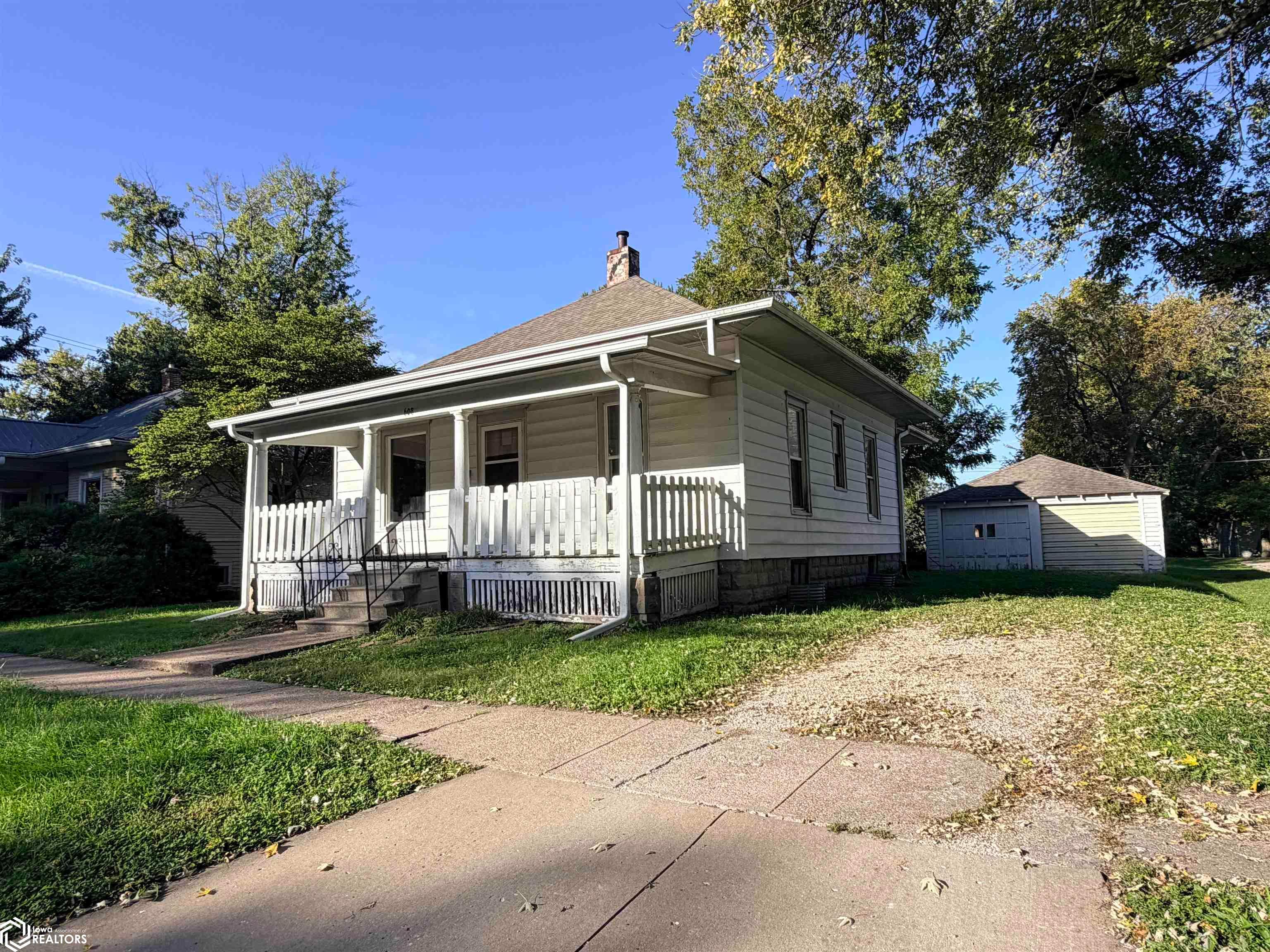 608 S 5th Street, Fairfield, IA 52556 photo 1 of 14