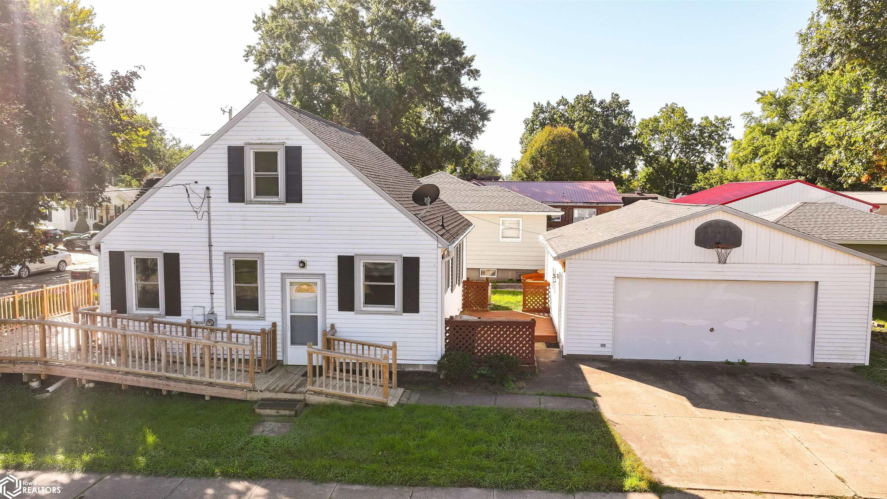 341 Hackworth Street, Ottumwa, IA 52501 photo 1 of 38