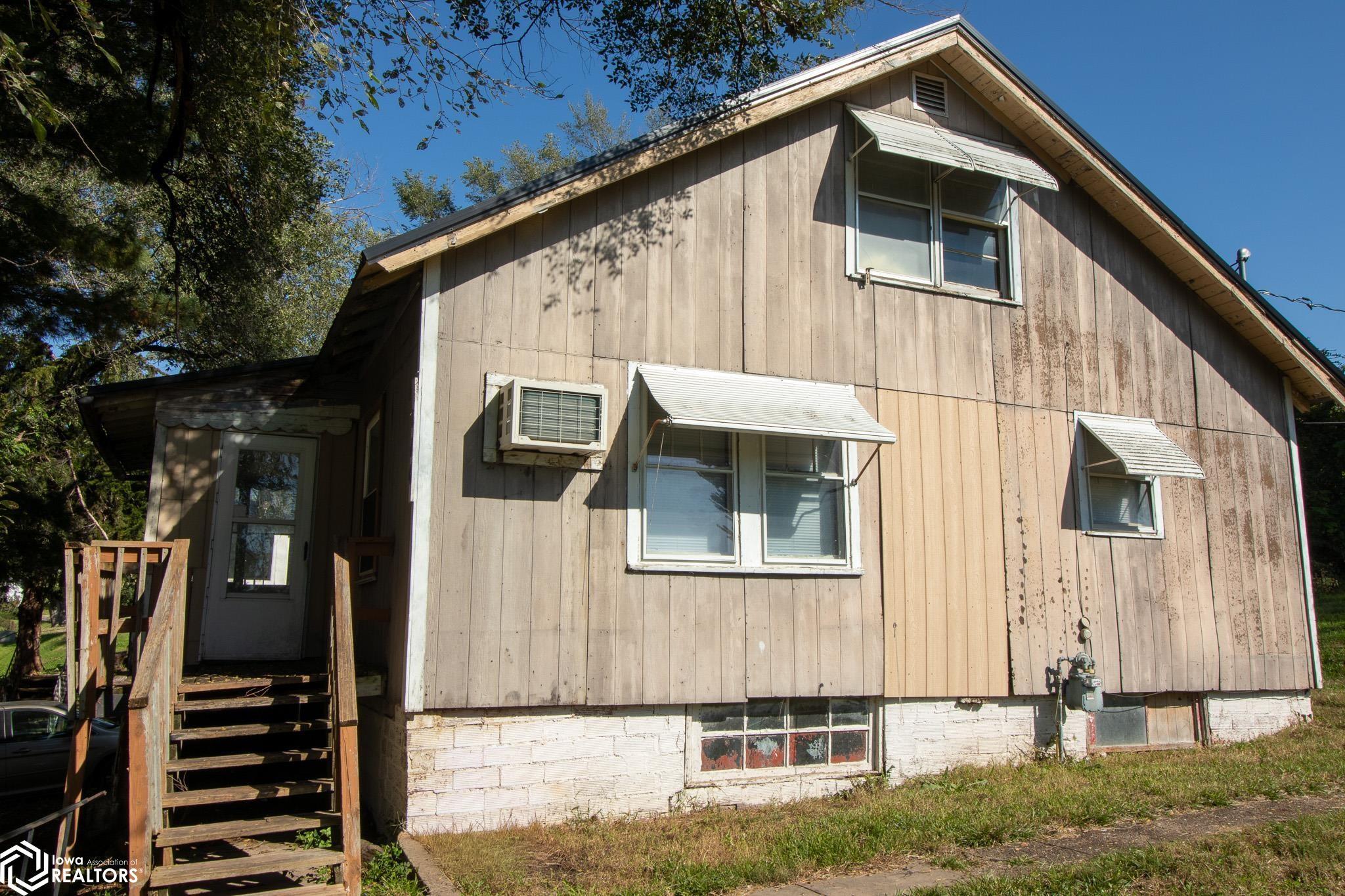 114 S Van Buren Avenue, Ottumwa, IA 52501 photo 1 of 29
