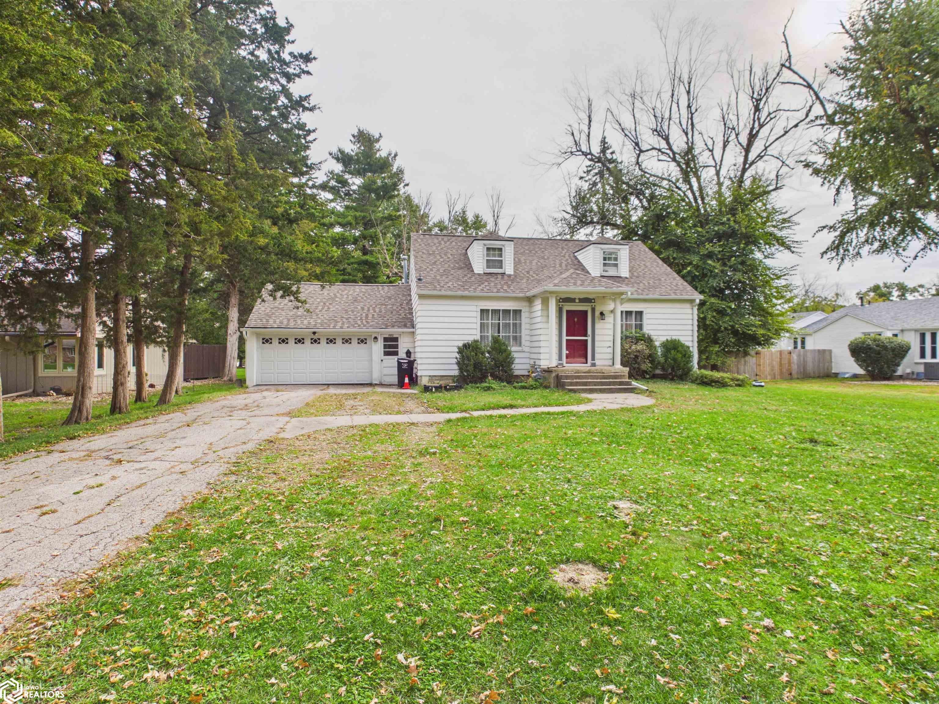 1580 N Van Buren Avenue, Ottumwa, IA 52501 photo 1 of 12