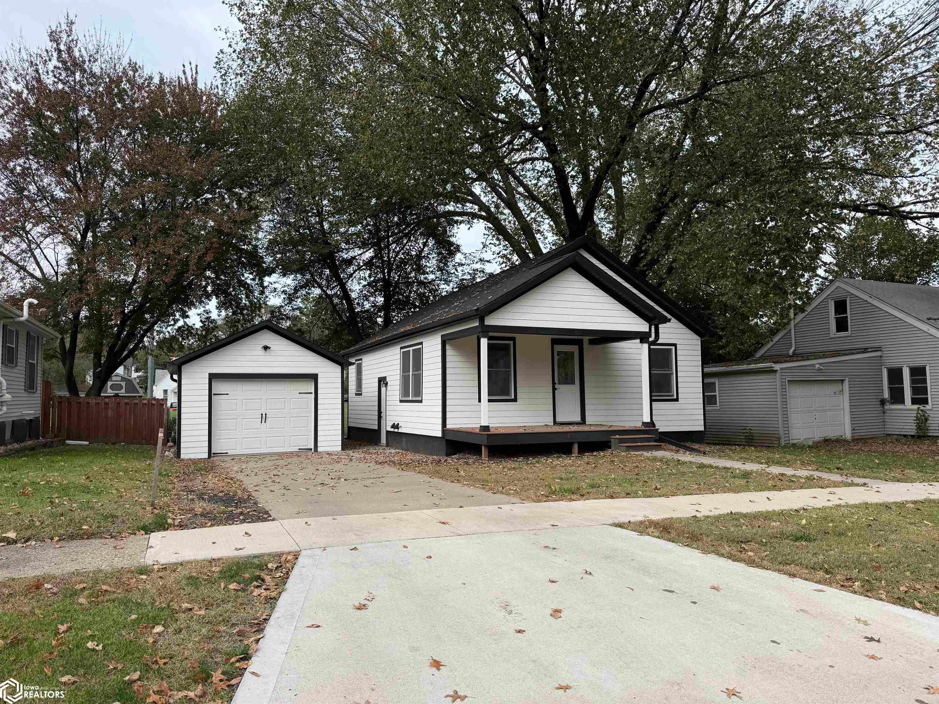 419 N 2Nd Street, Oskaloosa, IA 52577 photo 1 of 24
