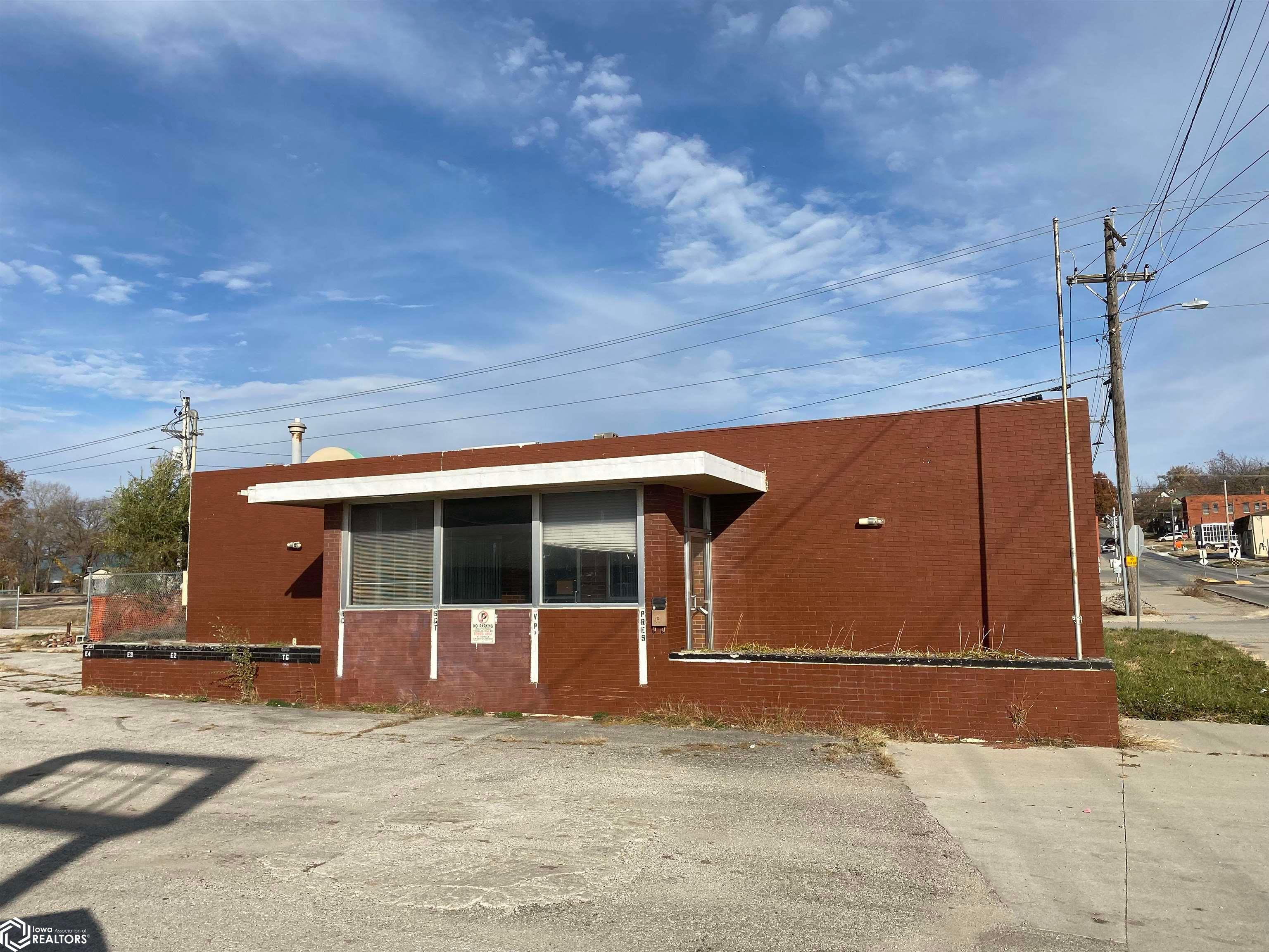 305 S Iowa Avenue, Ottumwa, IA 52501 photo 1 of 7