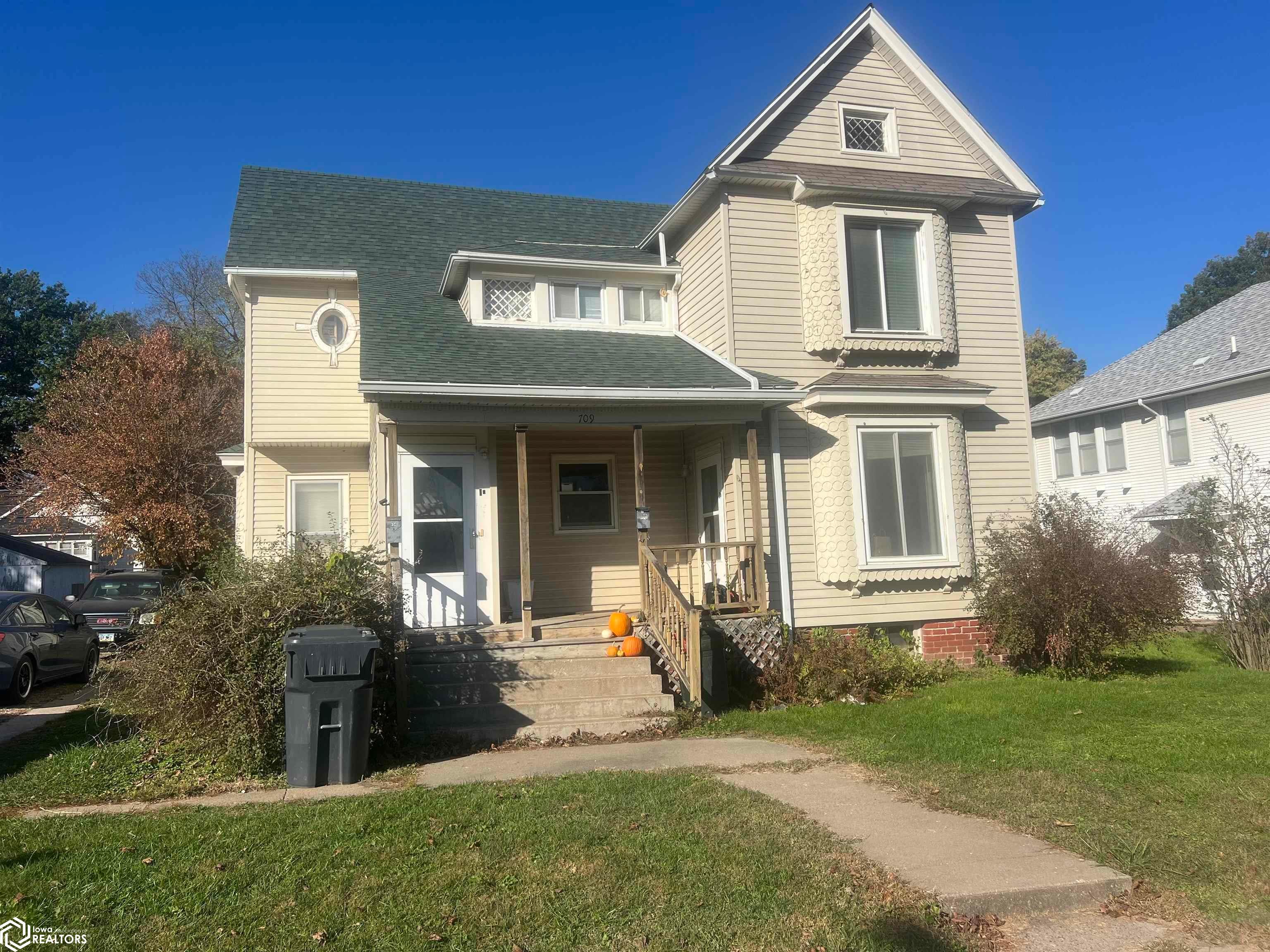 709 N B Street, Oskaloosa, IA 52577 photo 1 of 18