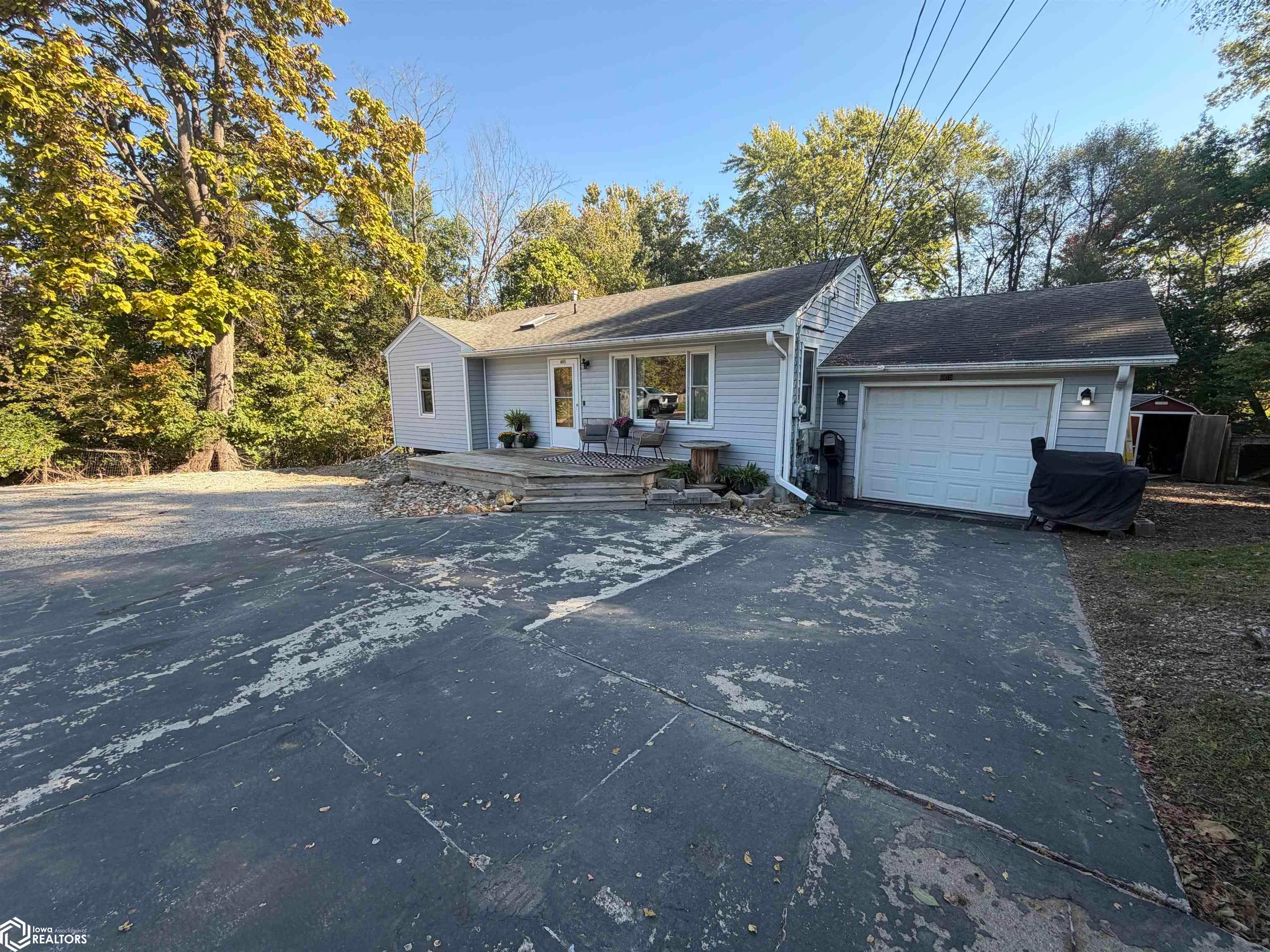 805 N Court Street, Fairfield, IA 52556 photo 1 of 35