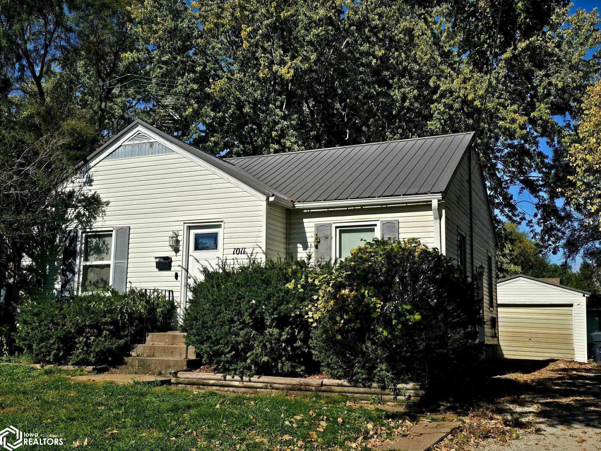 1011 5Th Avenue E, Oskaloosa, IA 52577 photo 1 of 13
