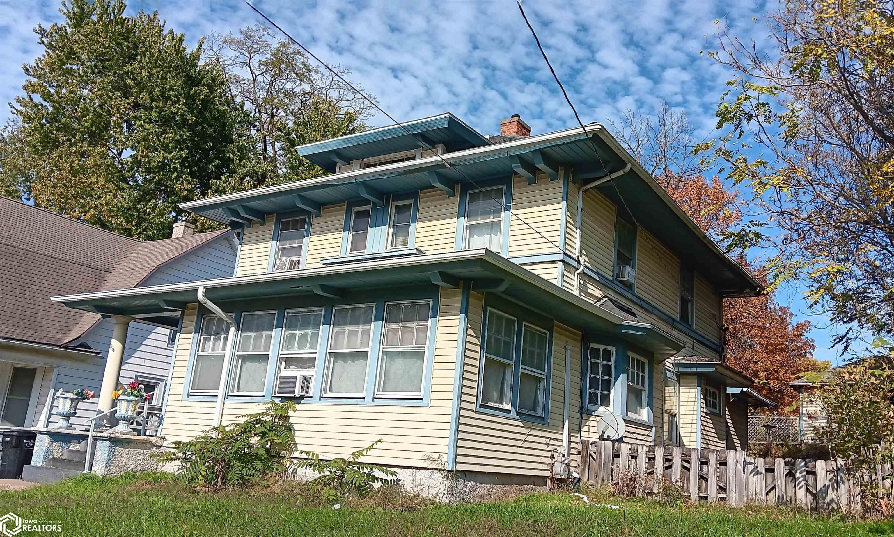 209 W Maple Avenue, Ottumwa, IA 52501 photo 1 of 19