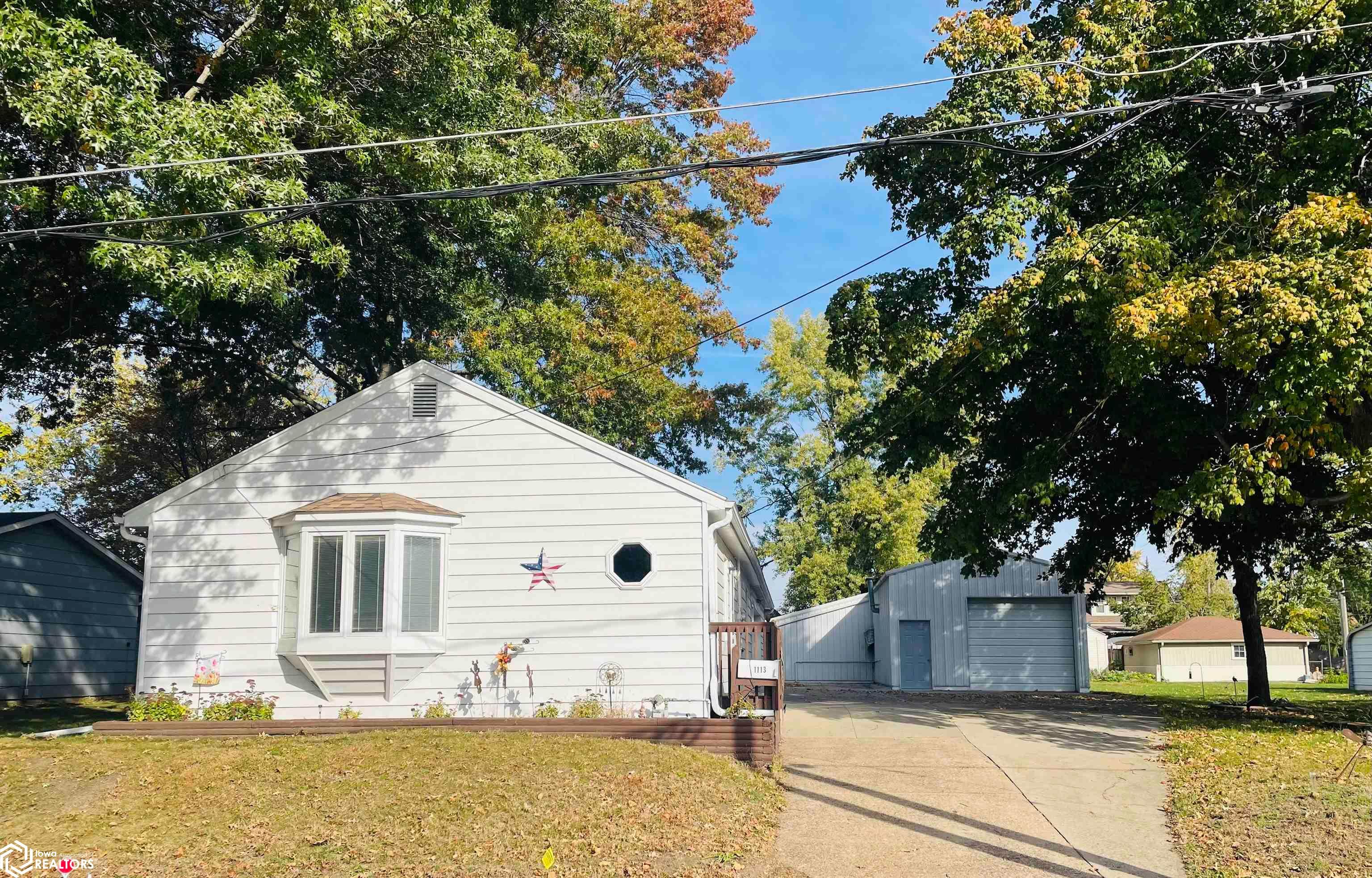 1113 10Th Avenue E, Oskaloosa, IA 52577 photo 1 of 19